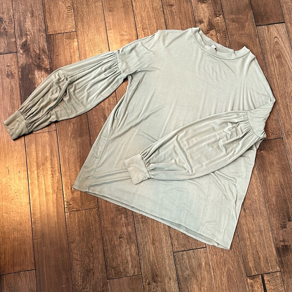 2 Hearts Brand balloon sleeve top size small
